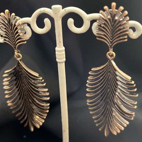 😎3/$20 feather style drop earrings - Picture 2 of 6